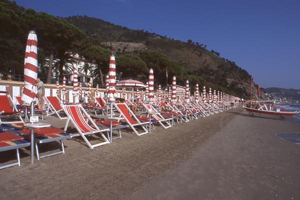 Hotel Adler Alassio Buitenkant foto